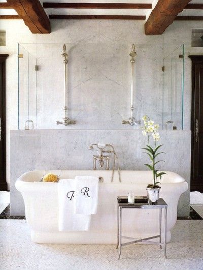 freestanding bathtub decorating
