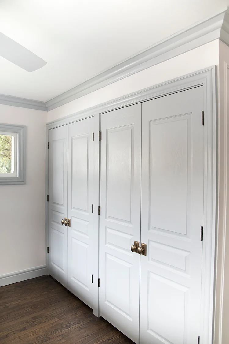 contrast trim closets sw snowbound and sw gray screen