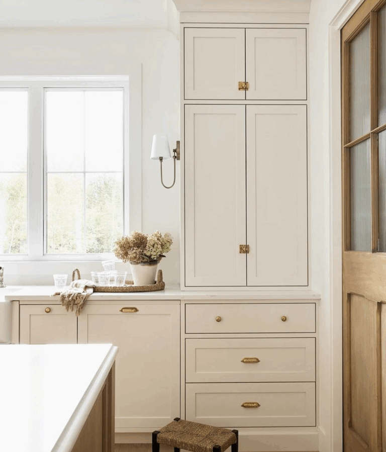 Benjamin Moore Pale Oak (OC-20): A Soft, Warm Neutral Designers Love ...